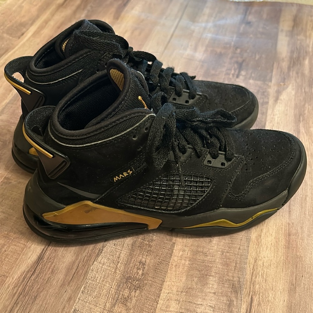 NIKE Air Jordan Mars Black Gold Hightop Sneakers 4Y GUC